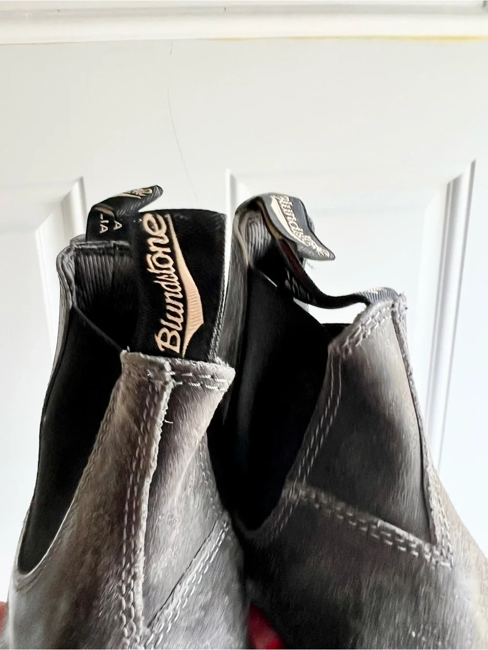 Blundstone MEN'S ORIGINALS #1910 Chelsea Boot in Steel Grey Waxed Suede